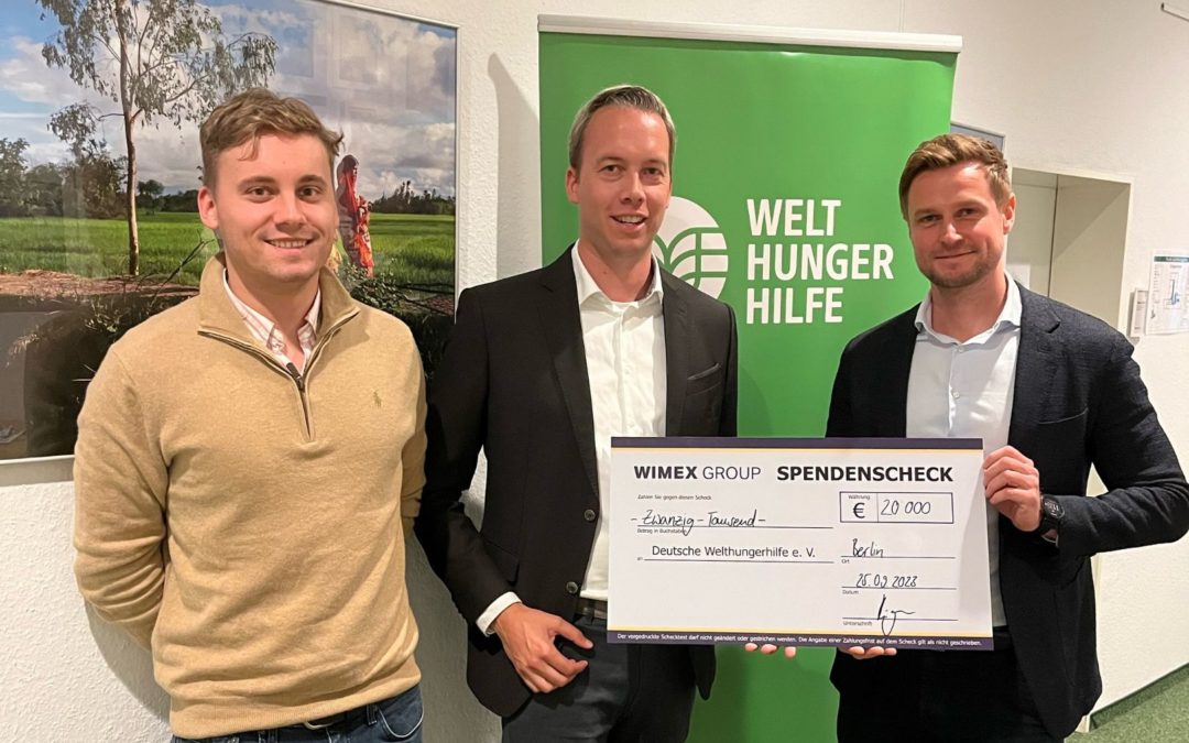 Wimex Gruppe übergibt Spende aus Maislabyrinth